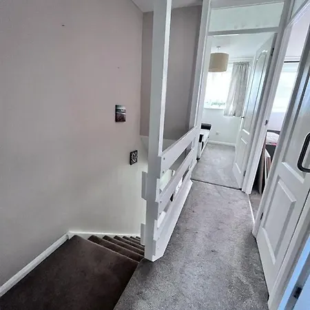 3 Bed House In Walsall, Perfect For Contractors & Leisure & Free Parking Exterior photo