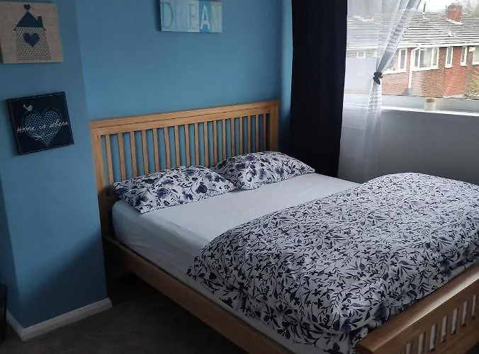 3 Bed House In Walsall, Perfect For Contractors & Leisure & Free Parking