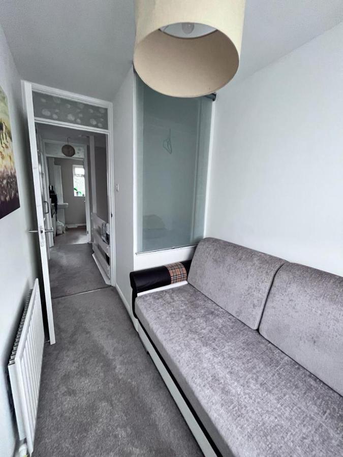 Apartment 3 Bed House In Walsall, Perfect For Contractors & Leisure & Free Parking *