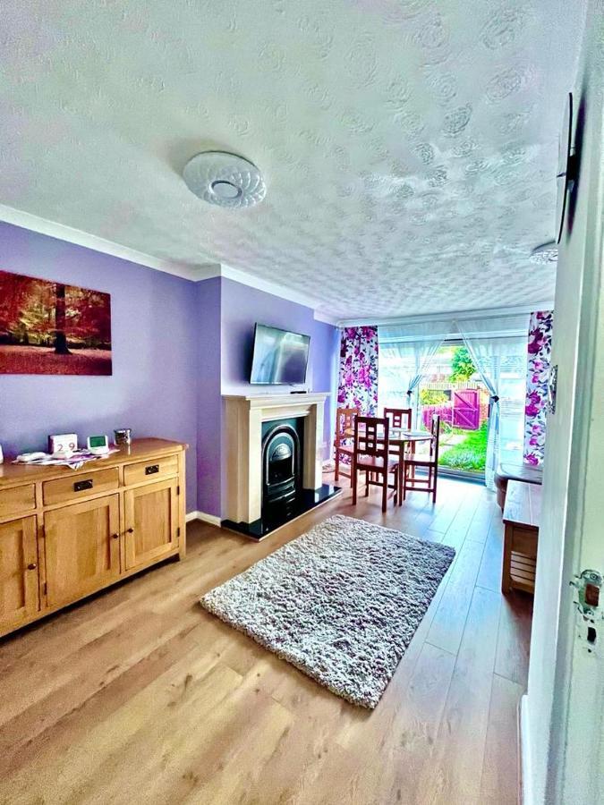 Apartment 3 Bed House In Walsall, Perfect For Contractors & Leisure & Free Parking