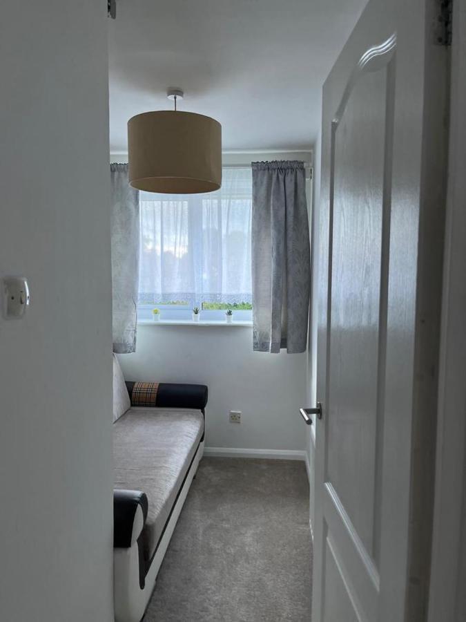 Apartment 3 Bed House In Walsall, Perfect For Contractors & Leisure & Free Parking *