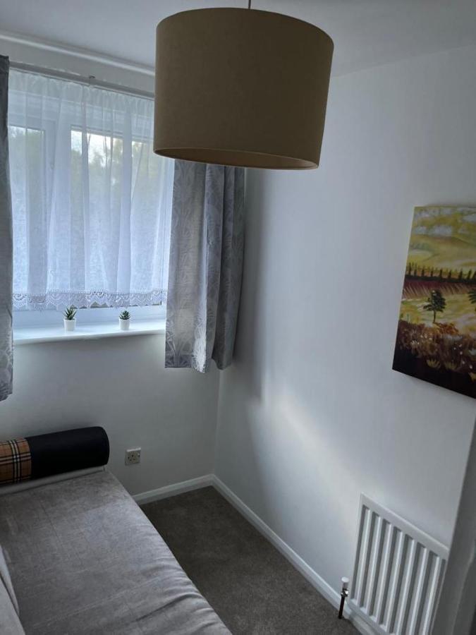 Apartment 3 Bed House In Walsall, Perfect For Contractors & Leisure & Free Parking *