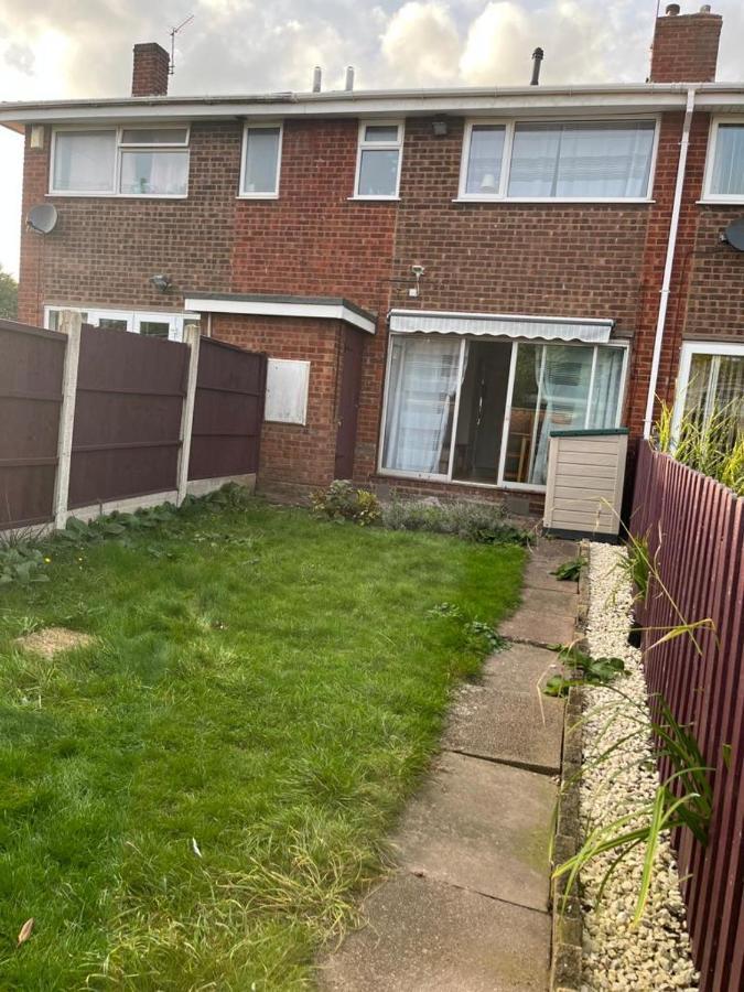 3 Bed House In Walsall, Perfect For Contractors & Leisure & Free Parking Apartment Walsall