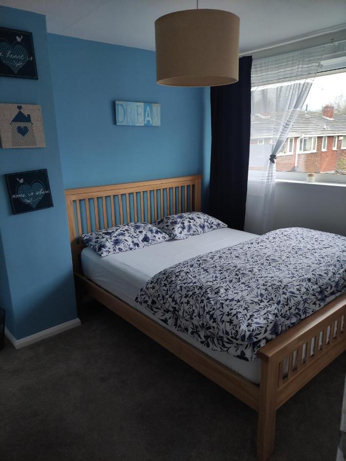 Apartment 3 Bed House In Walsall, Perfect For Contractors & Leisure & Free Parking
