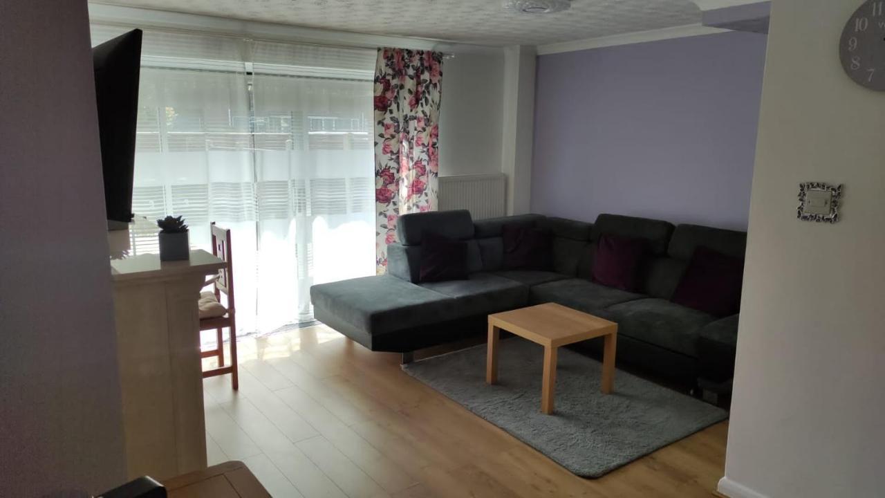 3 Bed House In Walsall, Perfect For Contractors & Leisure & Free Parking Apartment *
