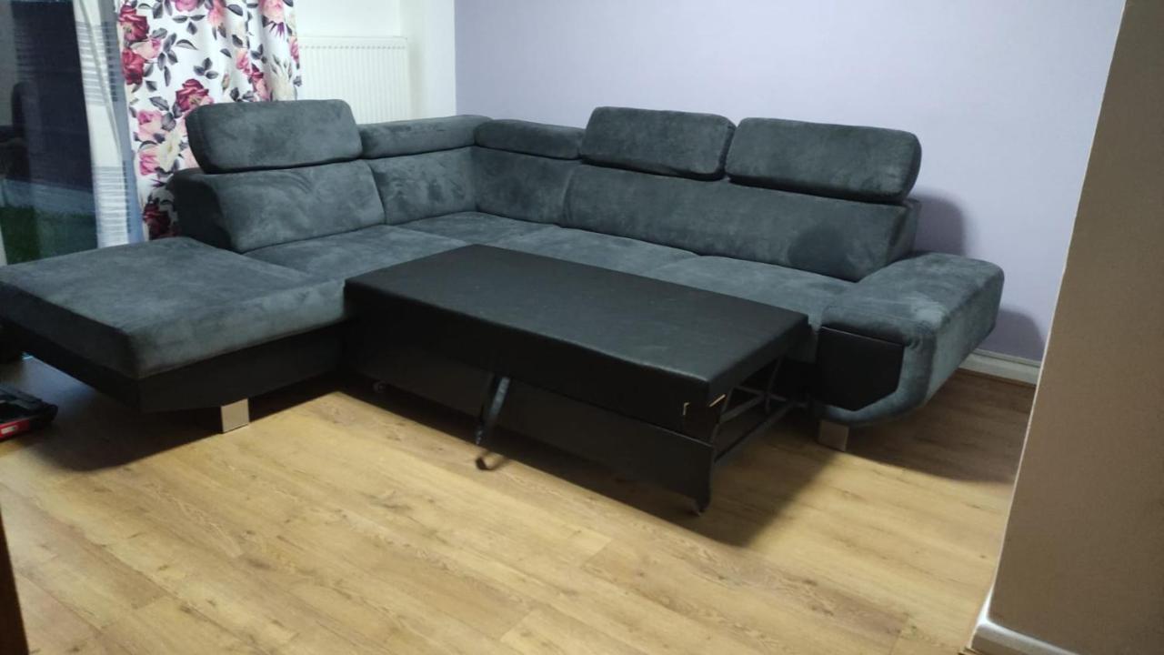 3 Bed House In Walsall, Perfect For Contractors & Leisure & Free Parking Apartment