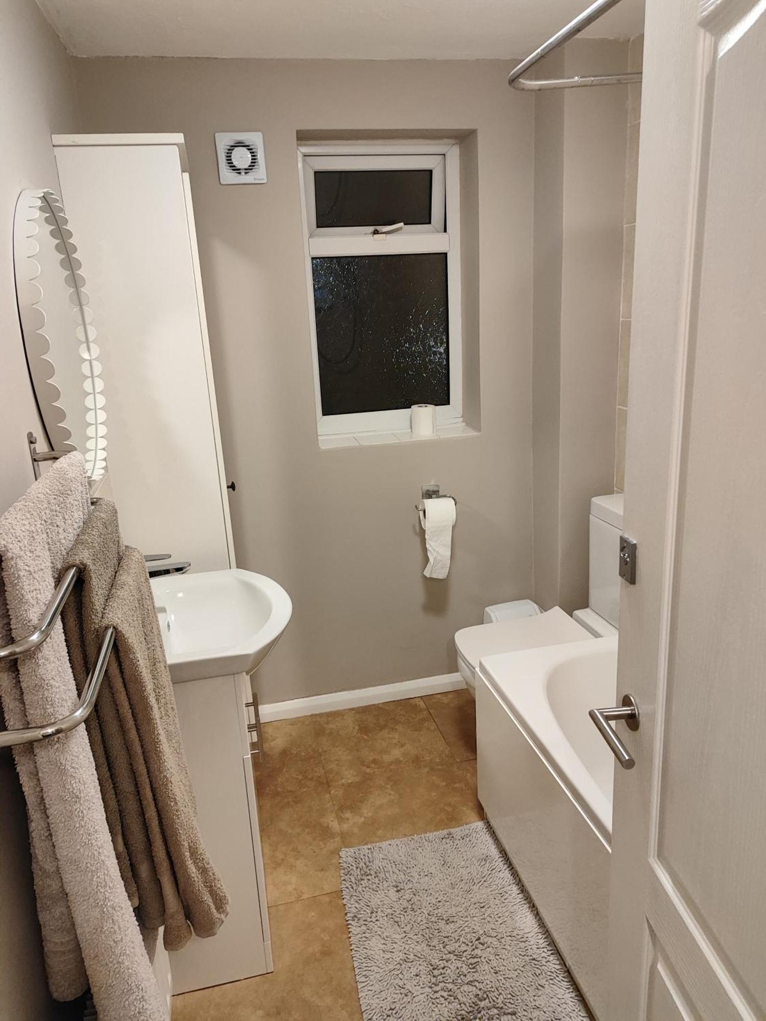 3 Bed House In Walsall, Perfect For Contractors & Leisure & Free Parking * Walsall